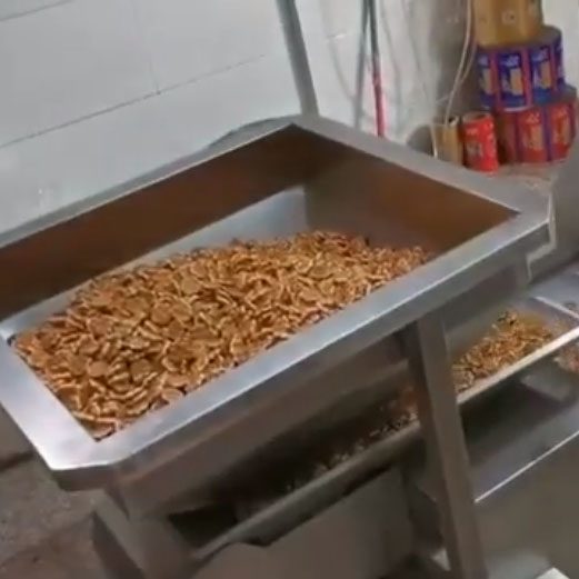 Full automatic filling and packaging system for biscuits, small noodles, and chip biscuits